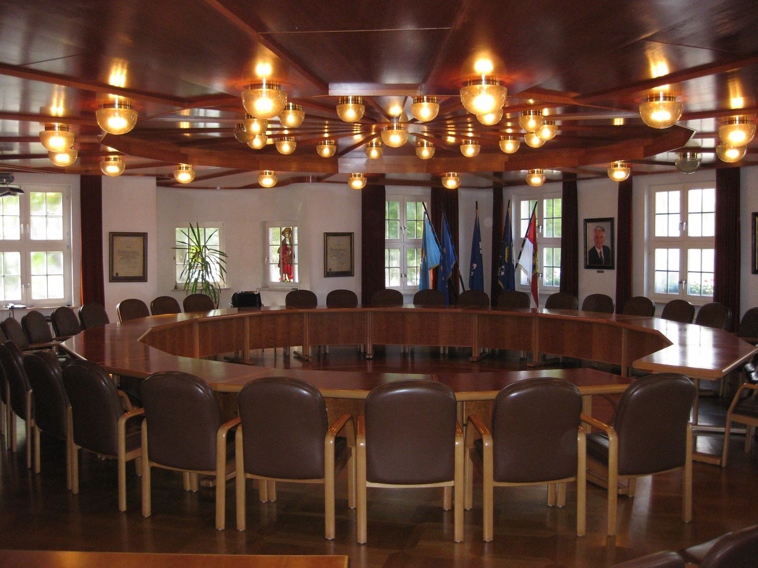 Der Ratssaal im Breisacher Rathaus mit runder Sitzordnung